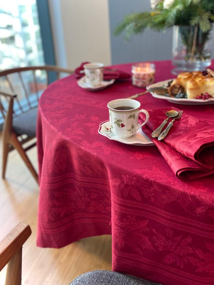 Jacquard and Damask Tablecloths for Special Occasions